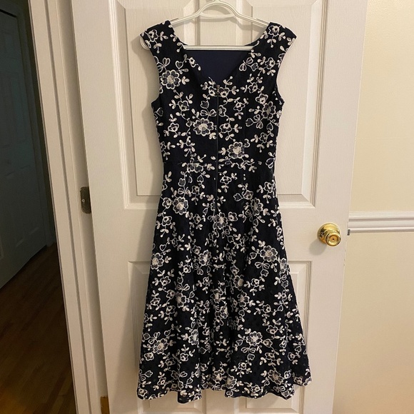 Betsey Johnson Tea-Length Dark Blue Dress with White Embroidered Flowers Size 2 - Picture 2 of 5